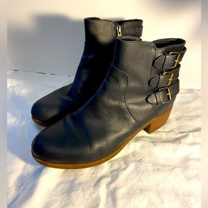 Women’s UGG Australia leather boots style 1008513